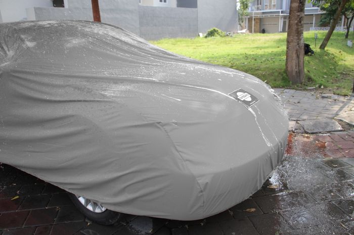 Lindungi kendaraan dari panas dan hujan langsung