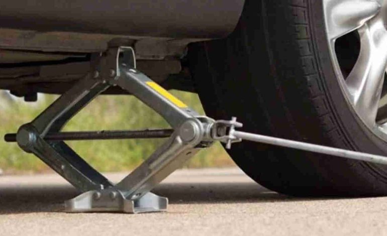 Periksa dongkrak dan kunci roda pastikan lengkap