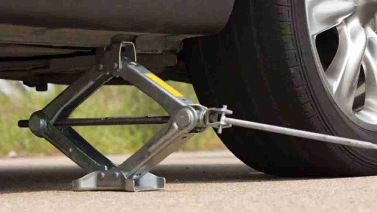 Periksa dongkrak dan kunci roda pastikan lengkap