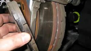 Cek kondisi piringan rem dari keausan atau goresan