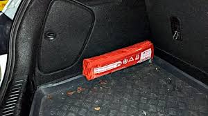 Simpan segitiga pengaman di bagasi Mobil